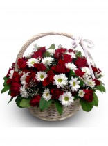 Basket with roses and daisies